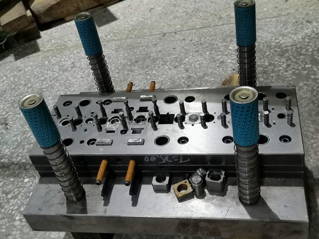 1604399103731760.jpg 高精密五金件模具.jpg